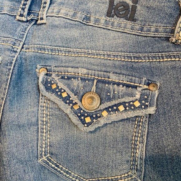 LEI Jagger ASHLEY Low Rise * STUDS & BLING Pockets * MED WASH Stretch CAPRIS * 1 - Picture 1 of 16